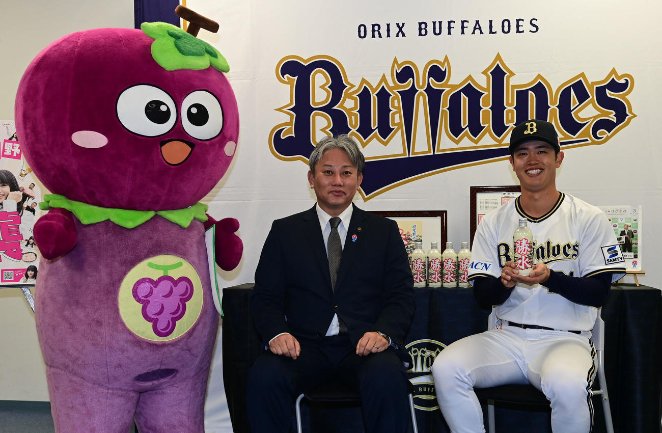 はびきの応援大使に就任し、ご当地キャラクターつぶたん、山入端創市長と勝水をアピールするオリックス太田（撮影・和賀正仁）