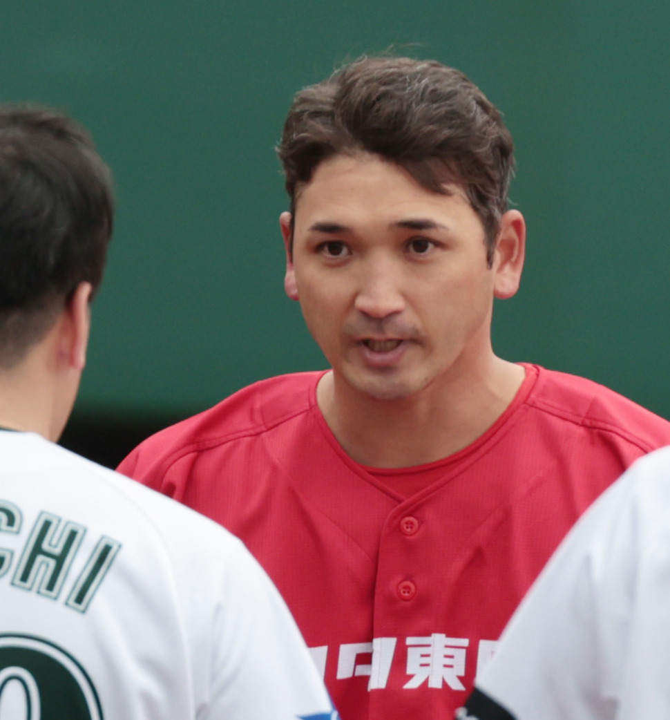 茨城トヨペット対トヨタ自動車東日本　ドジャース大谷の兄でトヨタ自動車東日本の大谷龍太監督（中央）は茨城トヨペットの野口監督にあいさつする（撮影・柴田隆二）