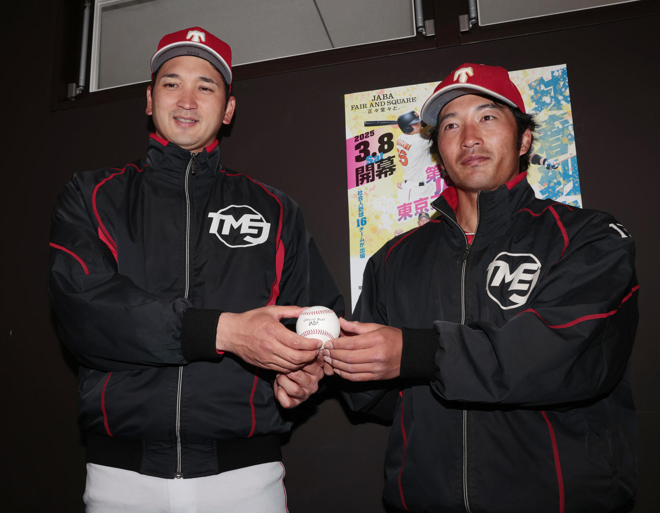 茨城トヨペット対トヨタ自動車東日本　初勝利のトヨタ自動車東日本の大谷監督（左）は勝利投手の中里からウイニングボールを受け取る（撮影・柴田隆二）