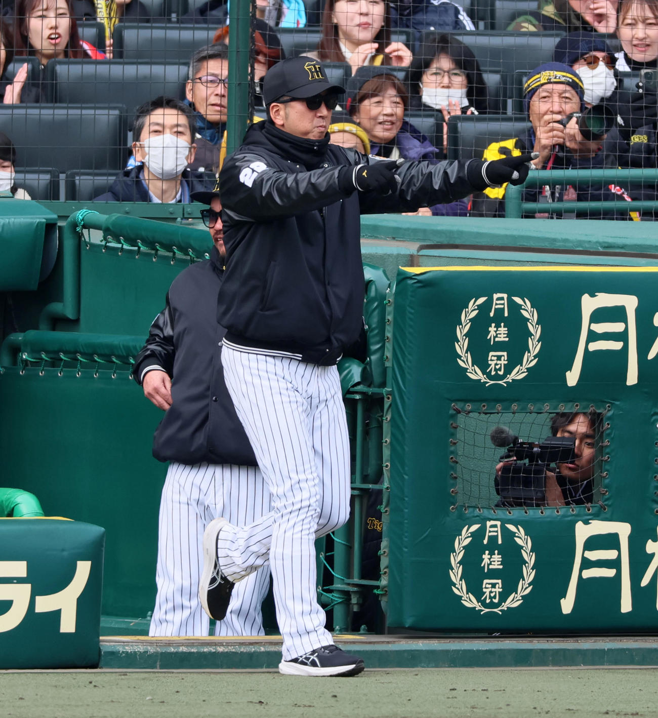 阪神対DeNA 3回裏阪神無死一、二塁、藤川監督は中野の一塁判定にリクエストする（撮影・加藤哉）
