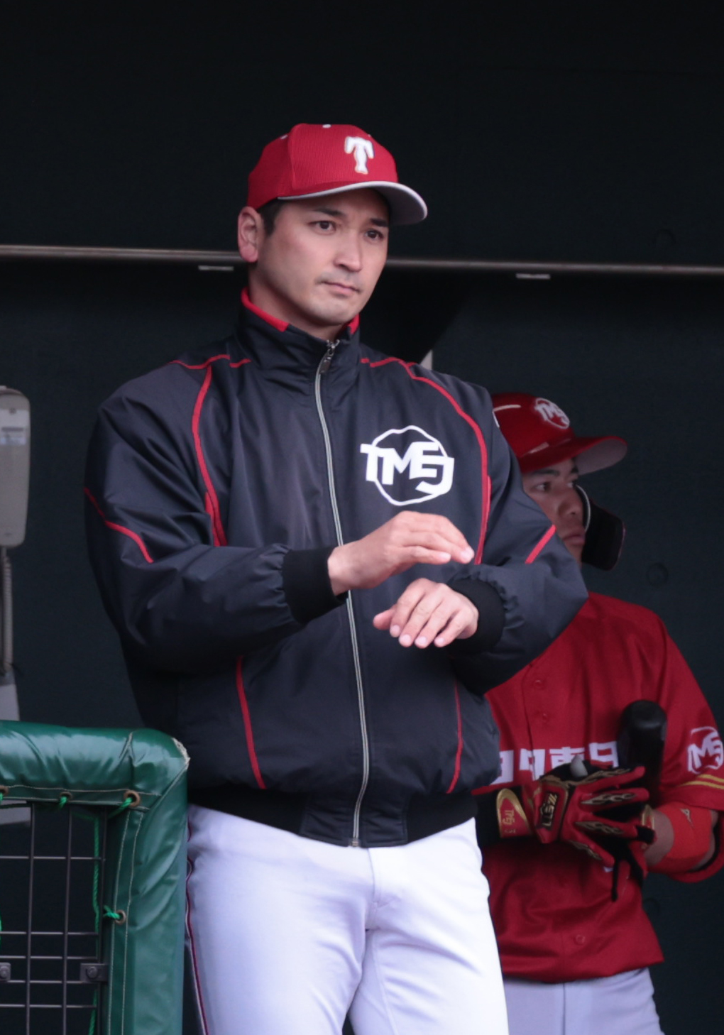 茨城トヨペット対トヨタ自動車東日本　トヨタ自動車東日本の大谷監督はサインを出す（撮影・柴田隆二）