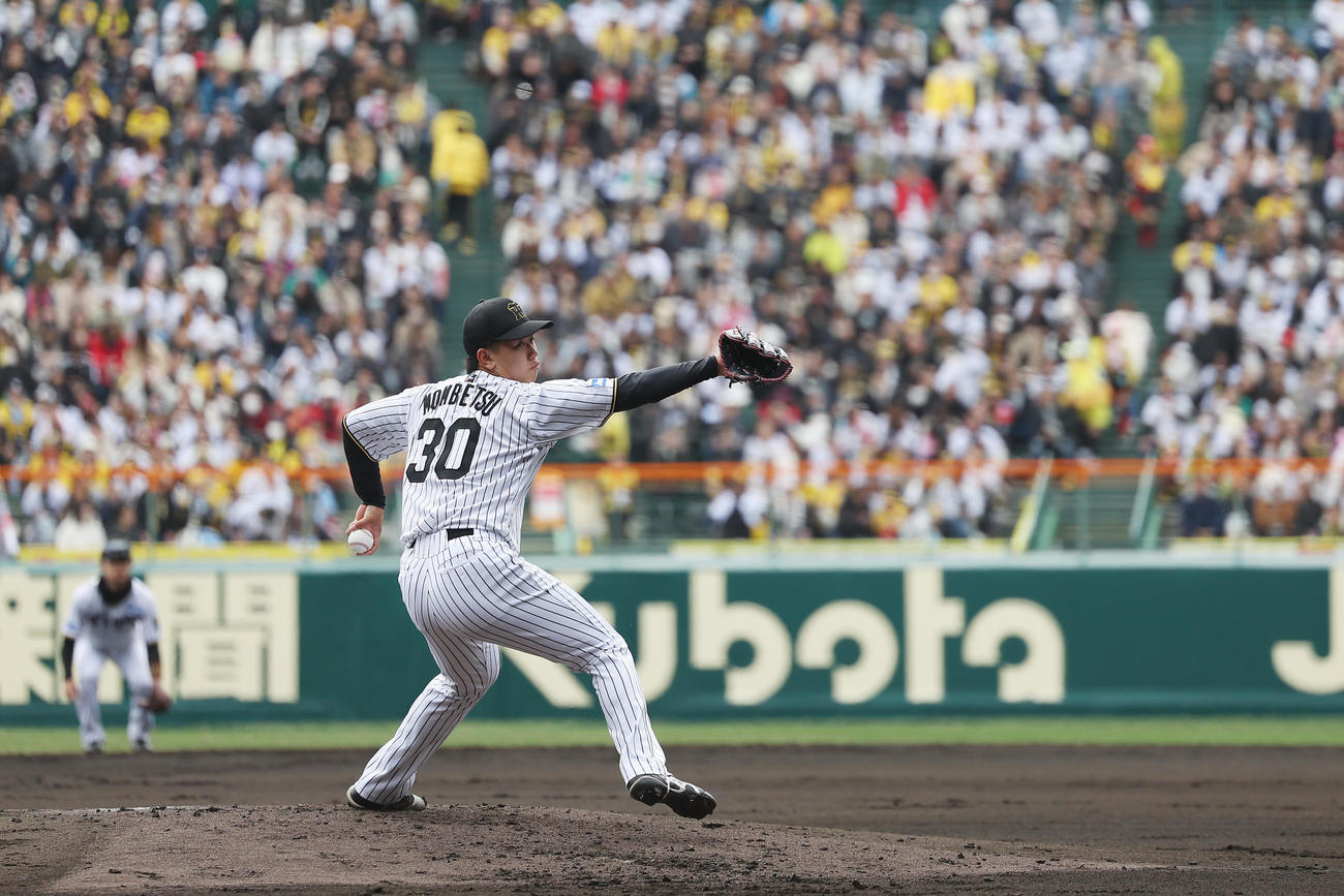 阪神対DeNA　力投する阪神先発の門別（撮影・前田充）