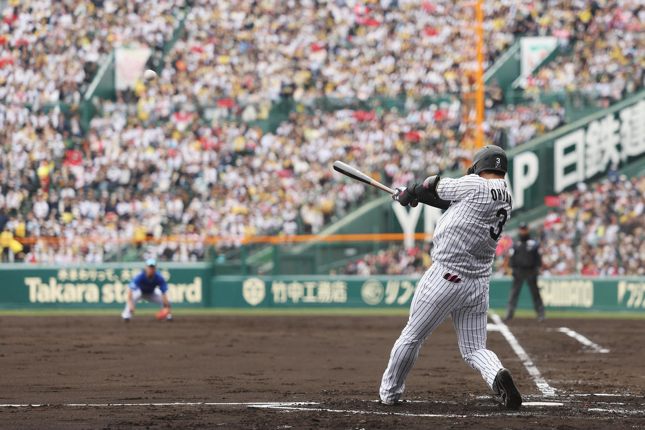 阪神対DeNA 2回裏阪神1死、左越え二塁打を放つ大山（撮影・前田充）