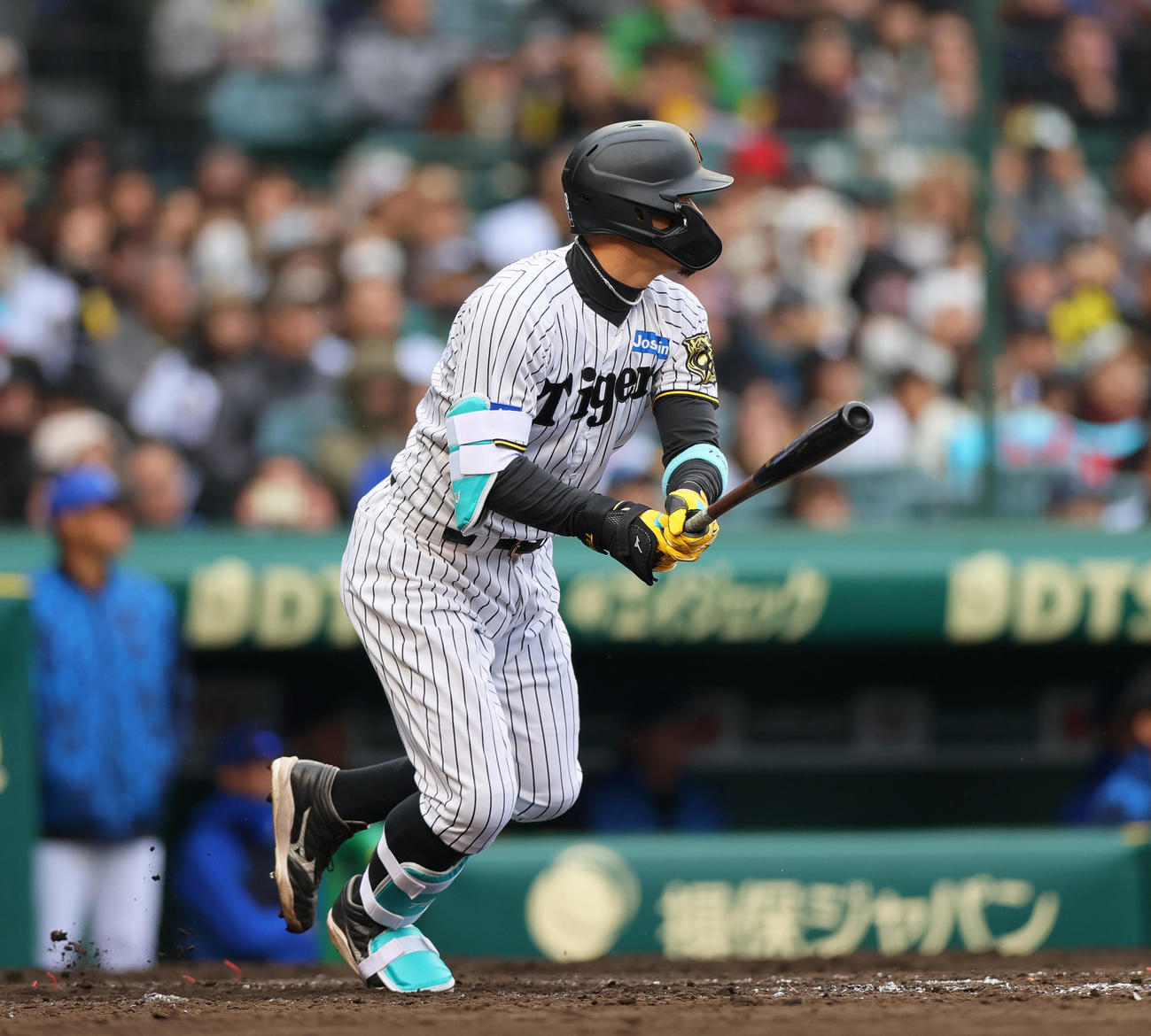 オープン戦・阪神対DeNA 5回裏阪神1死満塁、佐藤輝は左2点適時二塁打を放つ（撮影・上山淳一）