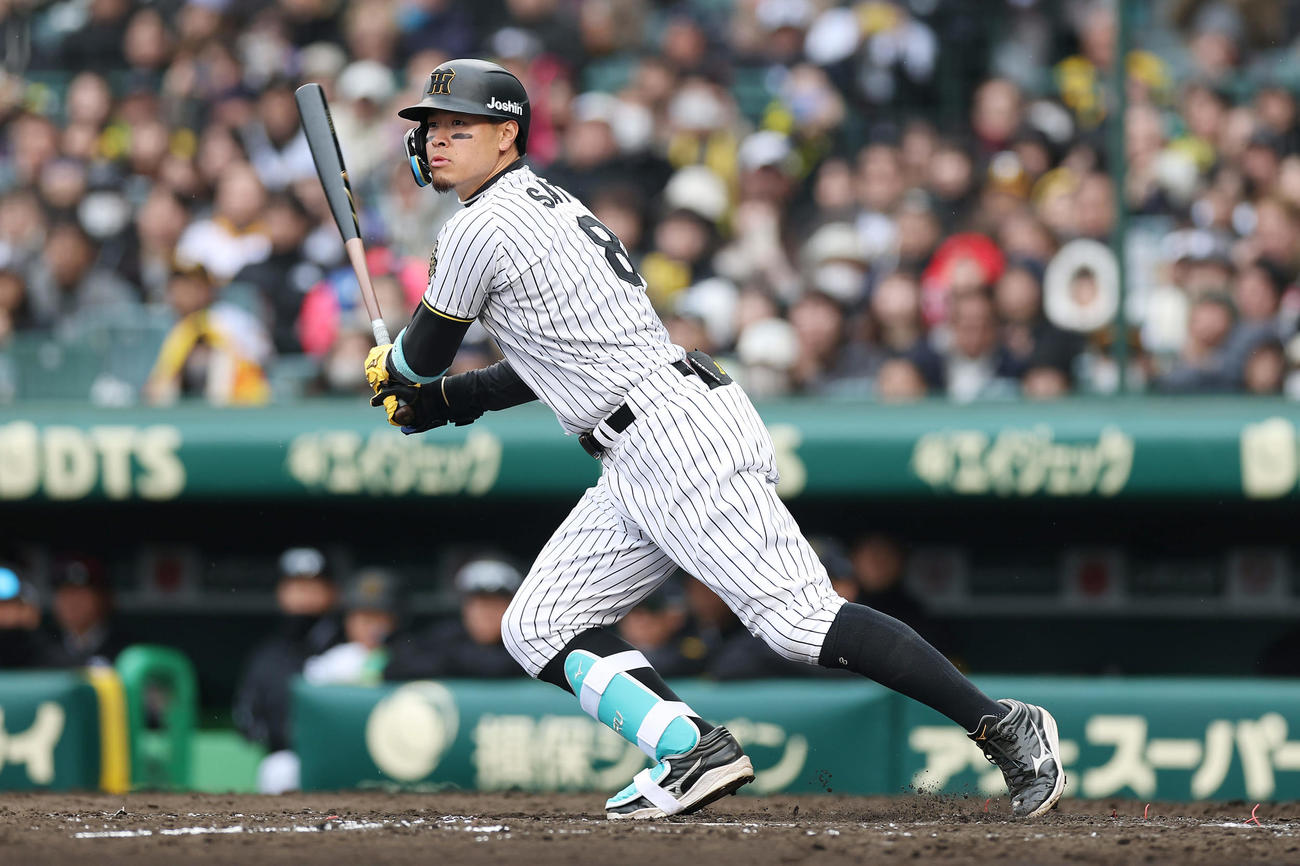 阪神対DeNA 5回裏阪神1死満塁、左翼線へ2点適時二塁打を放つ佐藤輝（撮影・前田充）