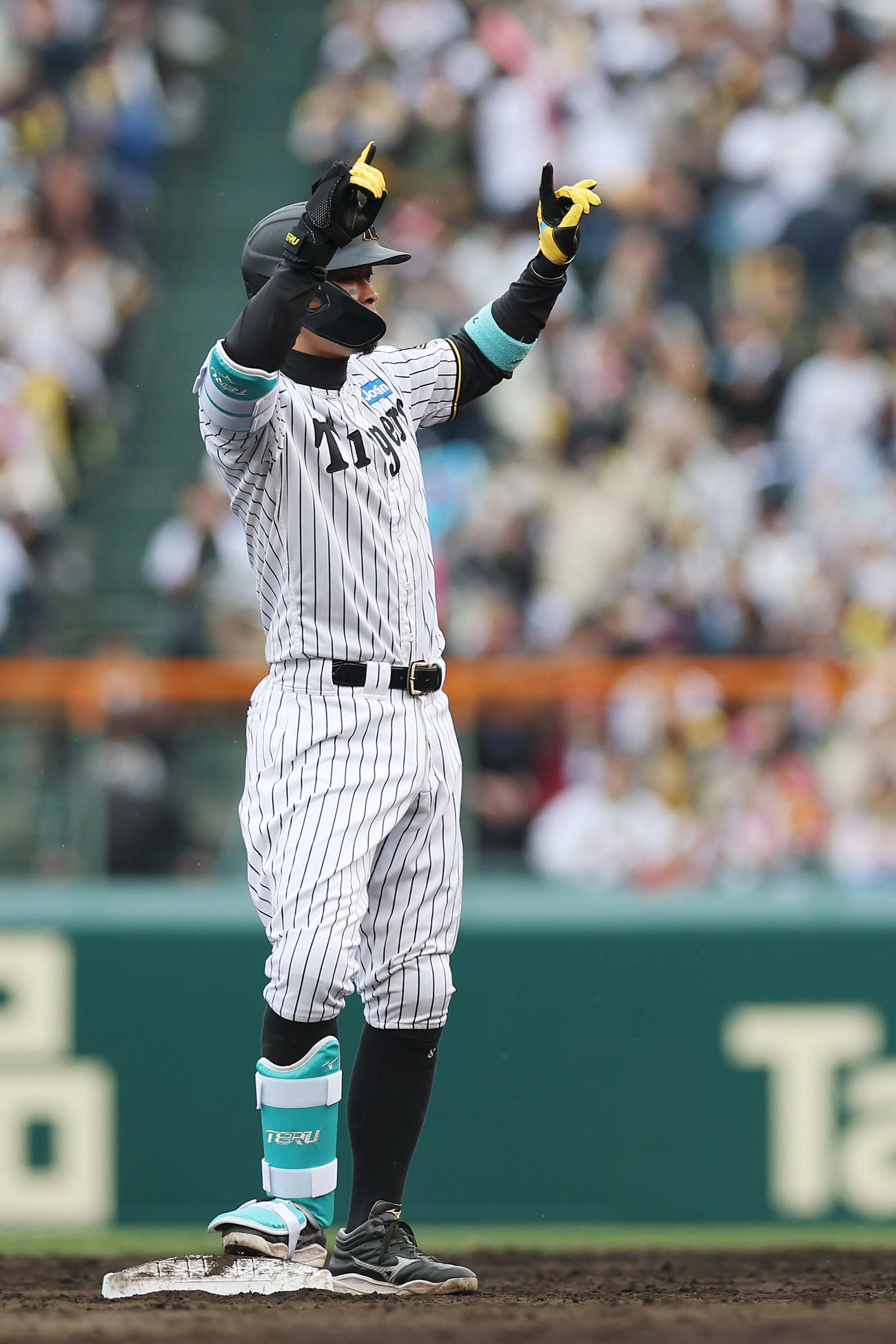 阪神対DeNA 5回裏阪神1死満塁、左翼線へ2点適時二塁打を放った佐藤輝（撮影・前田充）