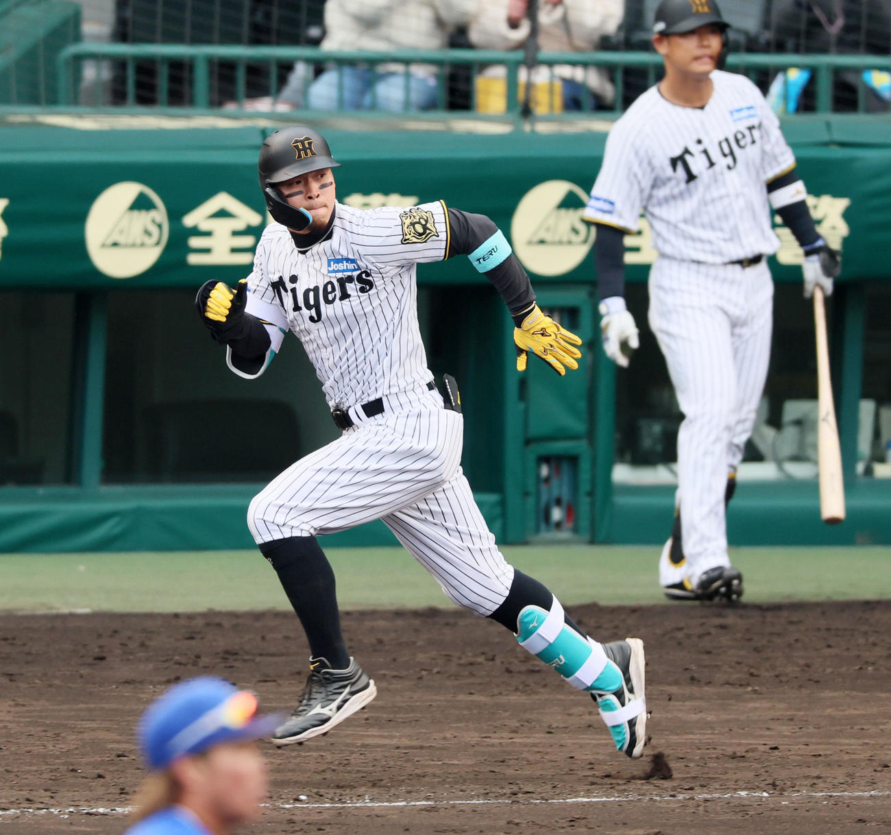 阪神対DeNA 5回裏阪神1死満塁、佐藤輝は左越え適時2点二塁打を放つ（撮影・加藤哉）