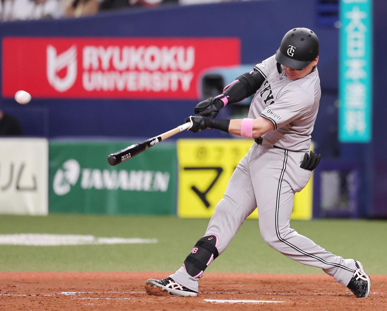 オリックス対巨人　3回表巨人1死、右越え本塁打を放つ丸（撮影・野上伸悟）