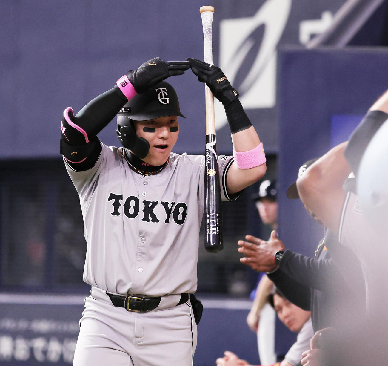オリックス対巨人　3回表巨人1死、右越え本塁打を放ちベンチ前で喜ぶ丸（撮影・野上伸悟）
