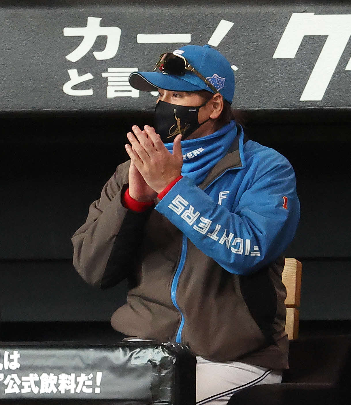 日本ハム対中日　2回裏日本ハム1死一、三塁、吉田が右前適時打を放ち拍手する新庄監督（撮影・河田真司）