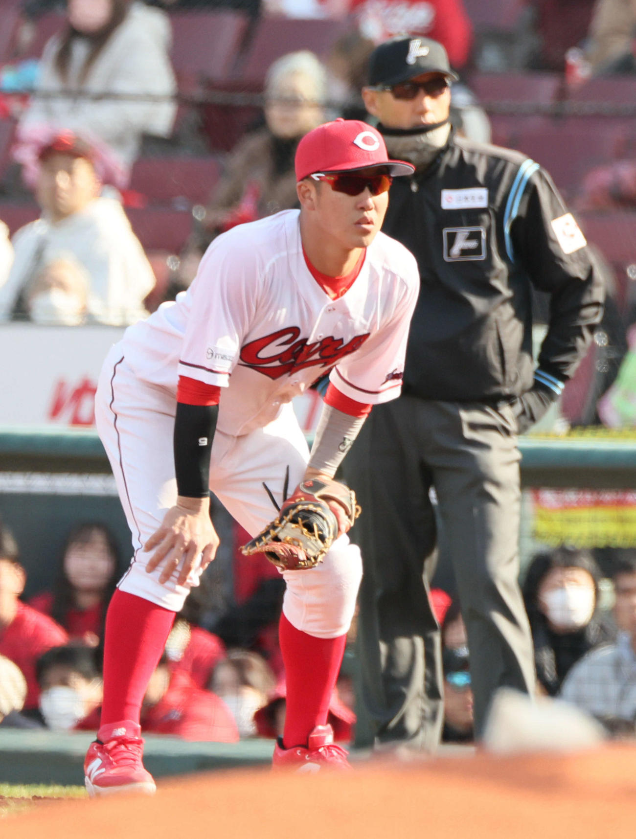 広島対ヤクルト　一塁を守る小園（撮影・加藤孝規）