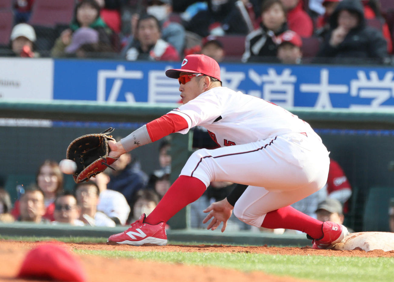 広島対ヤクルト　一塁を守る小園（撮影・加藤孝規）