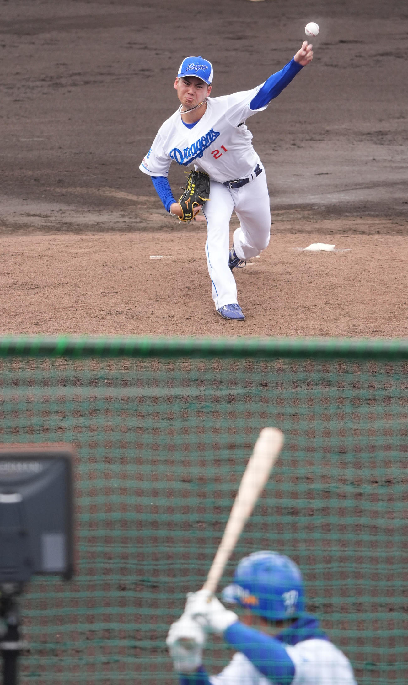 シート打撃練習に登板する金丸（撮影・森本幸一）