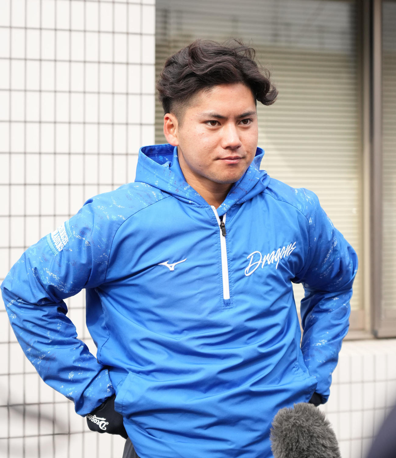 シート打撃練習に登板後、取材に応じる金丸（撮影・森本幸一）