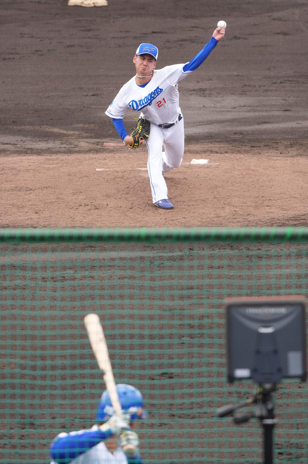 シート打撃練習に登板する金丸（撮影・森本幸一）