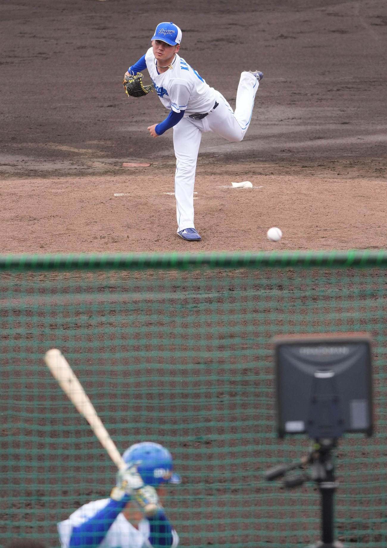 シート打撃練習に登板する金丸（撮影・森本幸一）