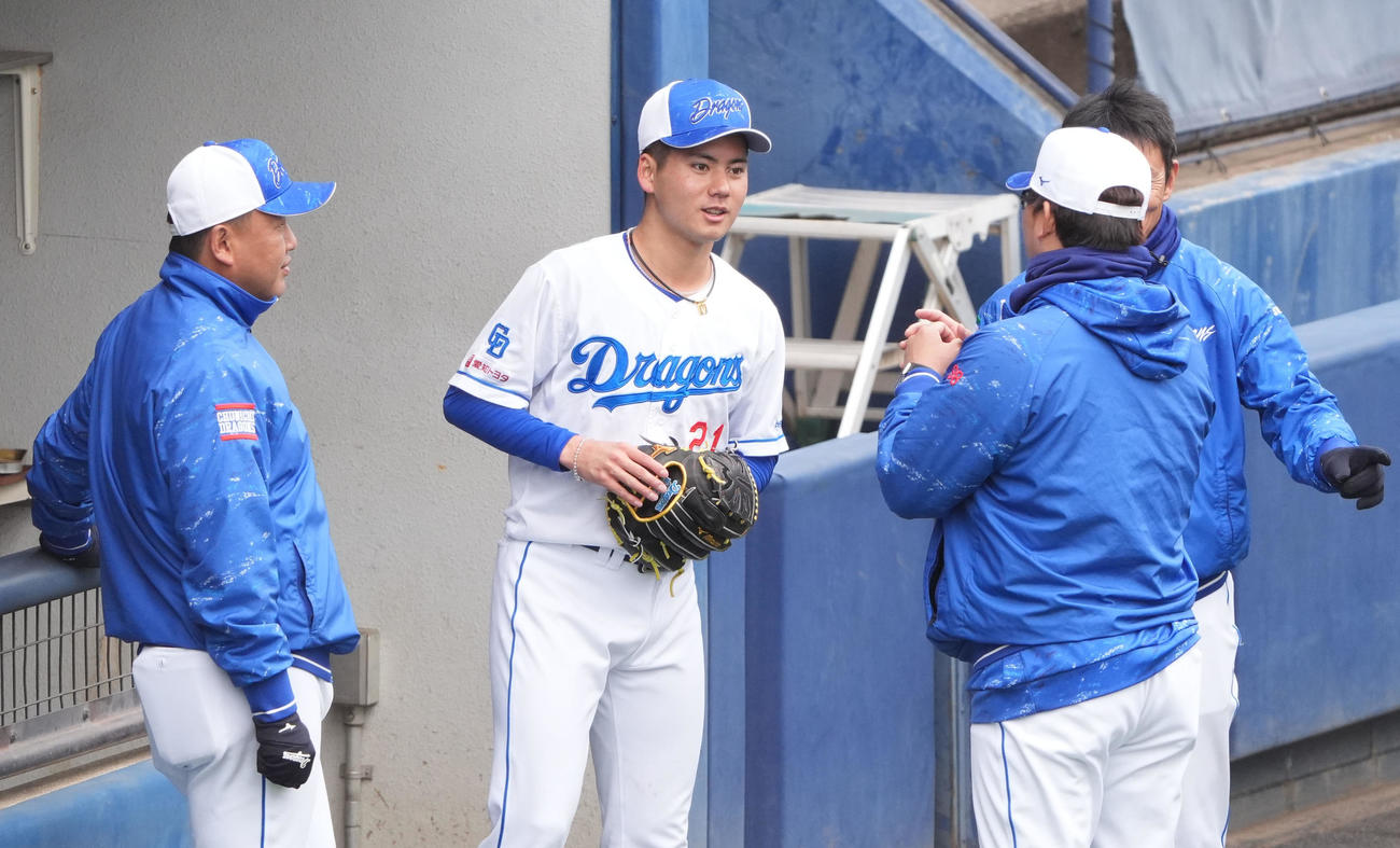 シート打撃練習に登板後、田島投手コーチ、小林育成コーチらと言葉を交わす金丸（中央）（撮影・森本幸一）