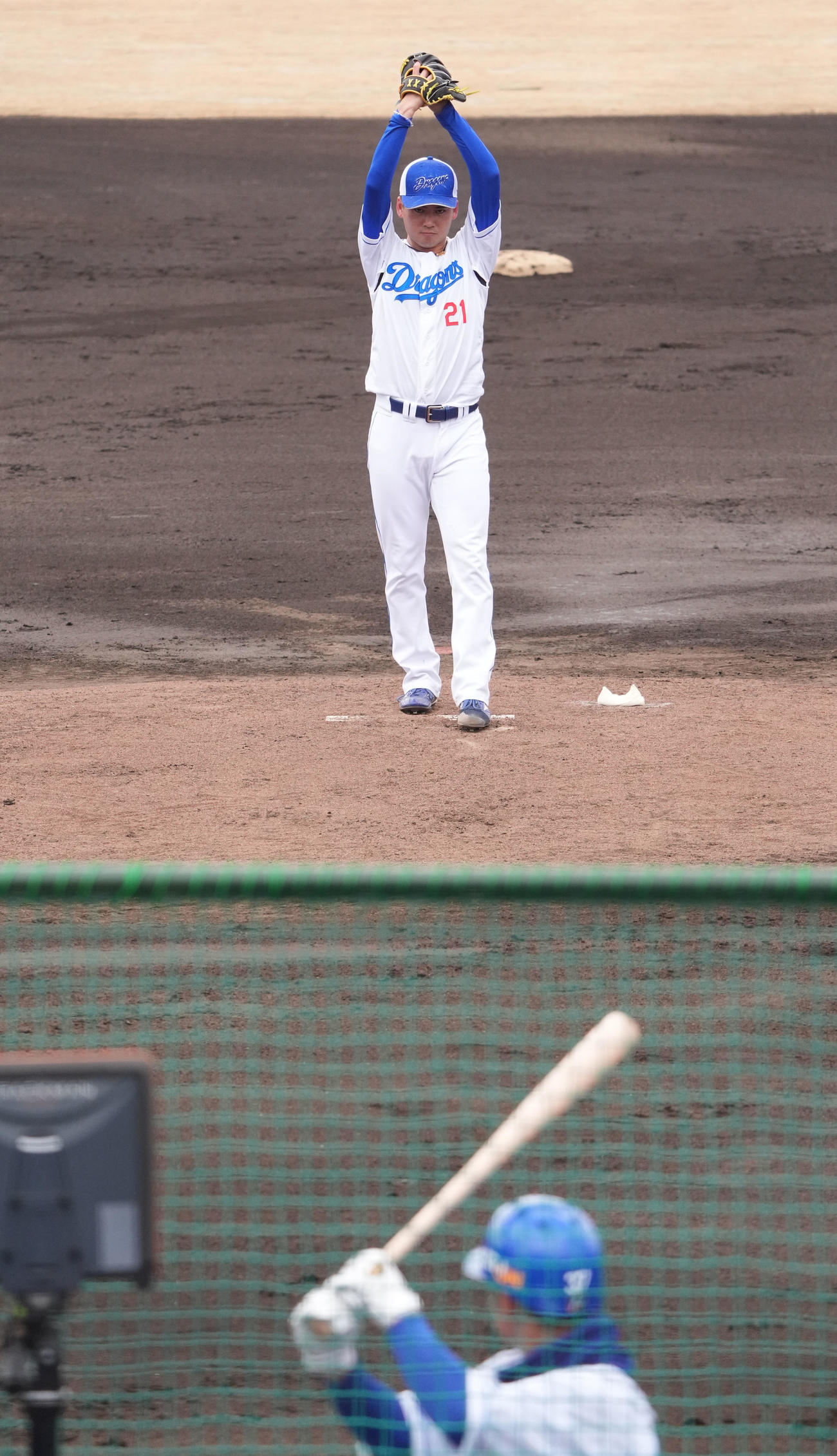 シート打撃練習に登板する金丸（撮影・森本幸一）