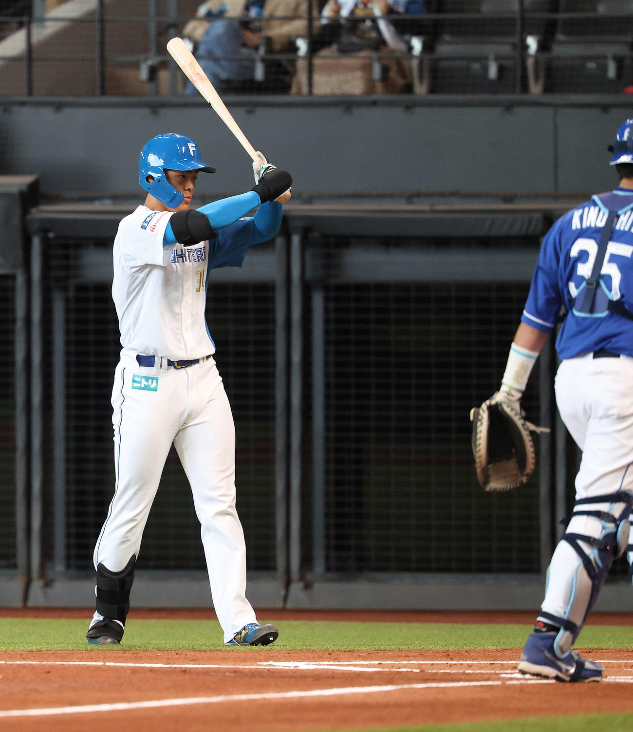 日本ハム対中日　1回裏日本ハム2死、打席に向かう柴田（撮影・河田真司）