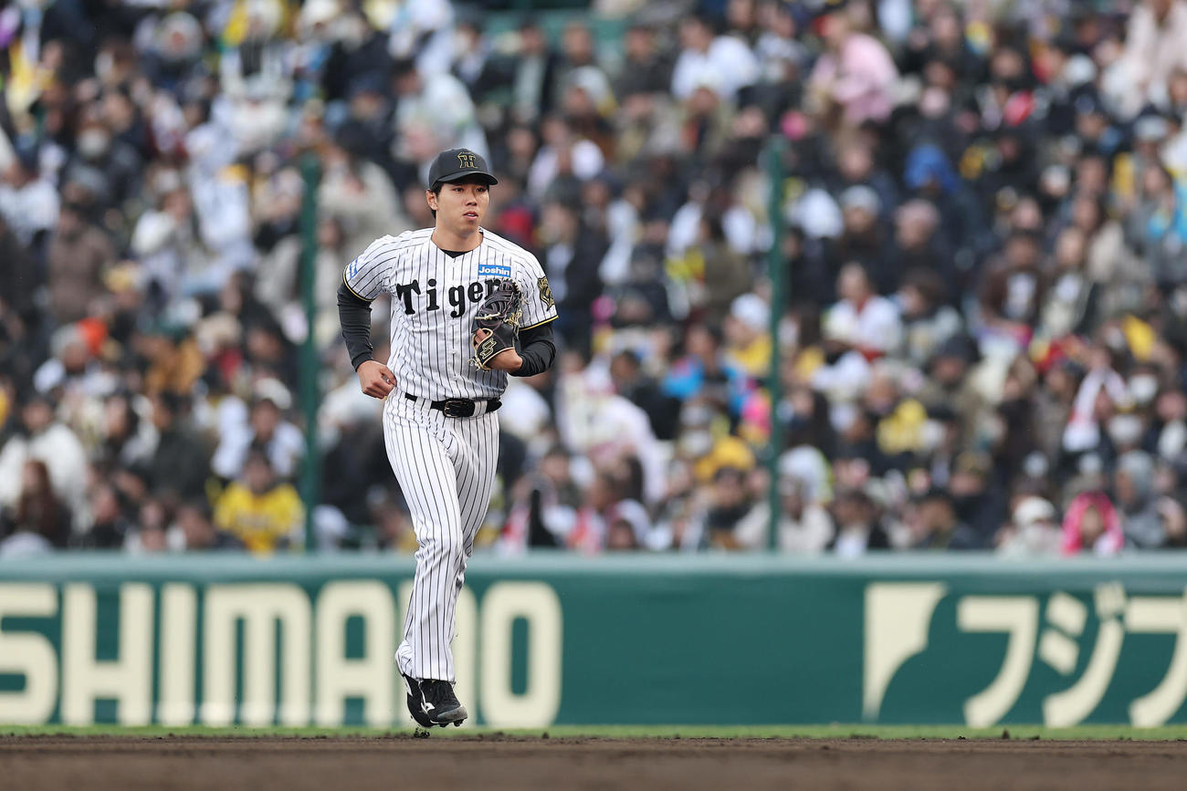 阪神対DeNA 8回裏DeNA2死三塁、マウンドに向かう阪神工藤（撮影・前田充）