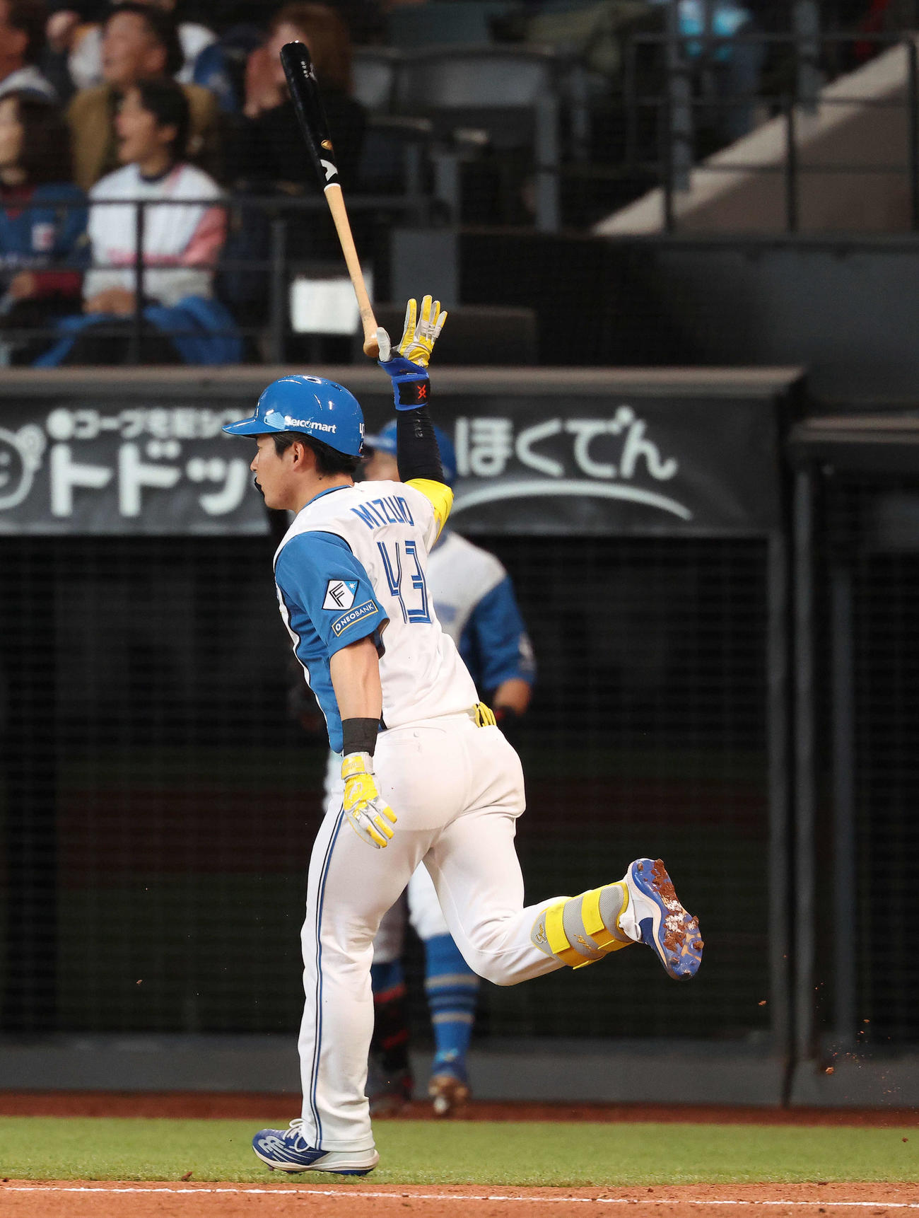 日本ハム対中日　6回裏日本ハム2死満塁、右越え逆転満塁本塁打を放つ水野（撮影・河田真司）