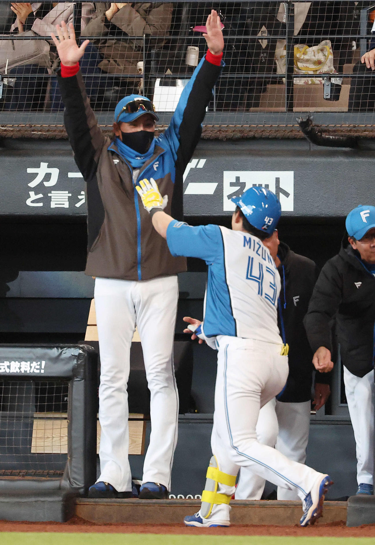 日本ハム対中日　6回裏日本ハム2死満塁、右越え逆転満塁本塁打で生還する水野（右）を迎える新庄監督（撮影・河田真司）