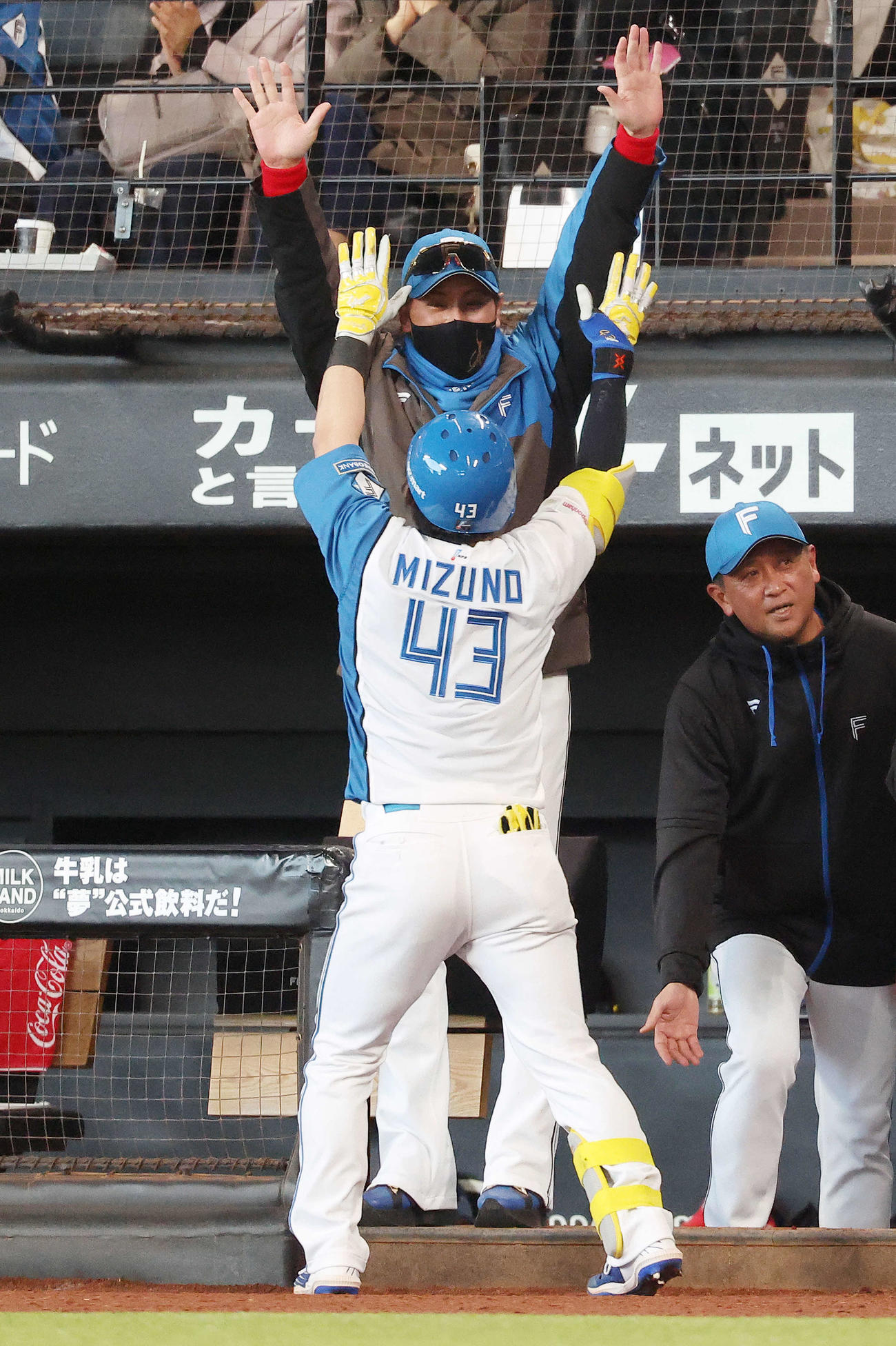 日本ハム対中日　6回裏日本ハム2死満塁、右越え逆転満塁本塁打で生還する水野（手前）を迎える新庄監督（撮影・河田真司）