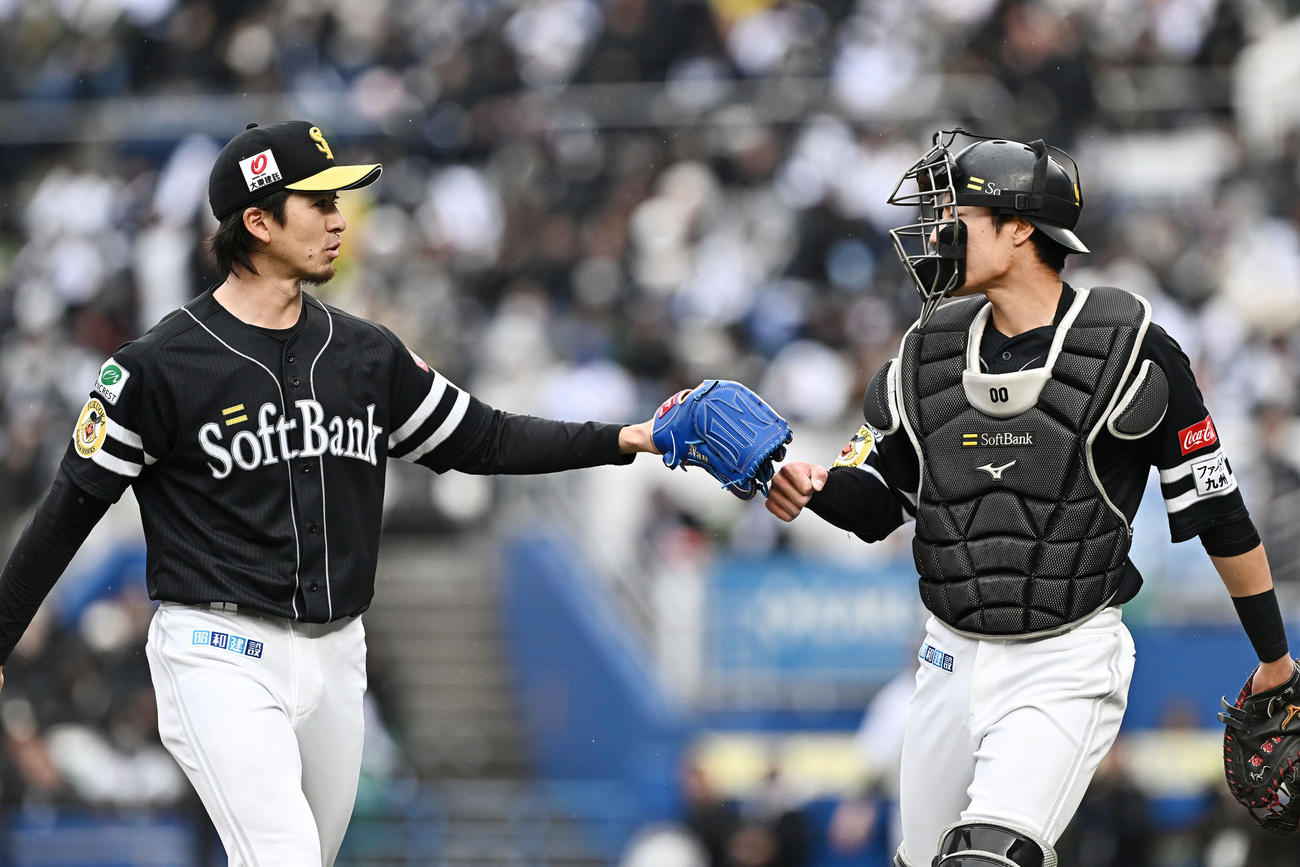 ロッテ対ソフトバンク　2回裏を投げ終えたソフトバンク先発の上沢（左）は渡辺とタッチをかわす（撮影・滝沢徹郎）