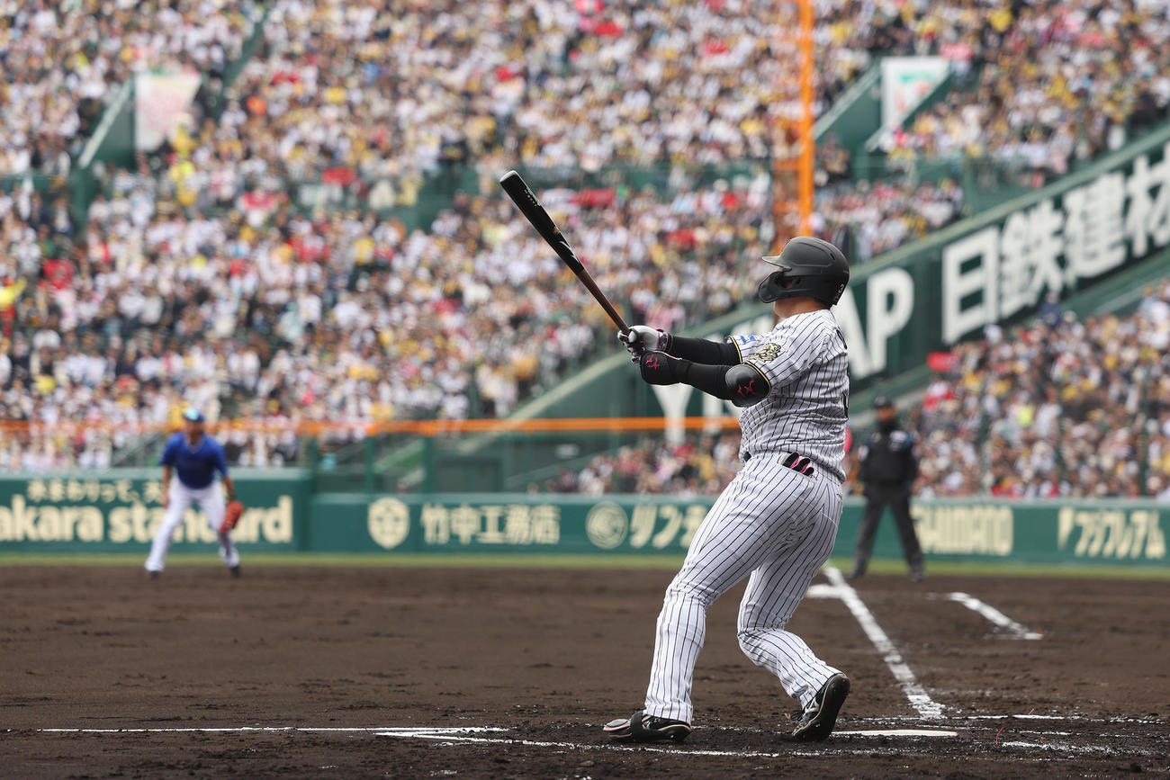 阪神対DeNA 2回裏阪神1死、左越え二塁打を放つ大山（撮影・前田充）