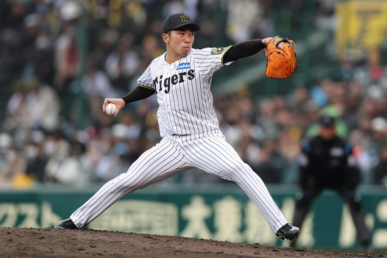 阪神対DeNA　力投する阪神3番手の石井（撮影・前田充）