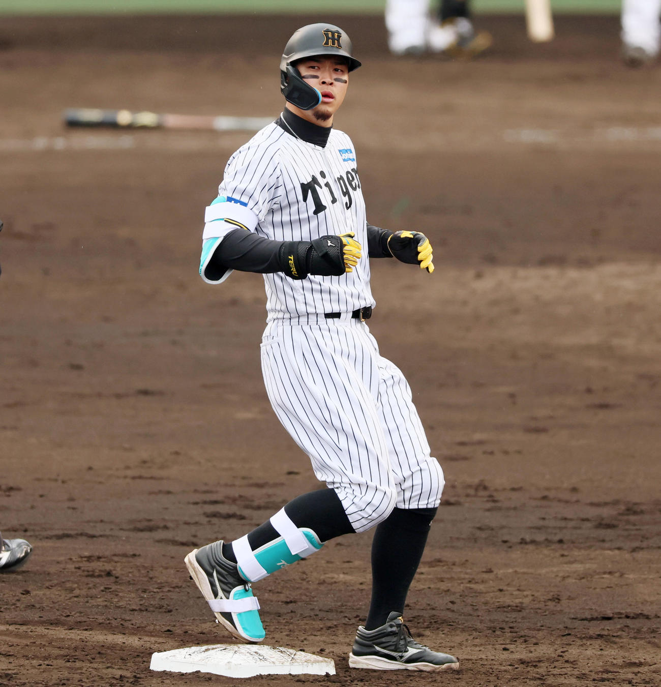阪神対DeNA 5回裏阪神1死満塁、佐藤輝は左越え適時2点二塁打を放つ（撮影・加藤哉）