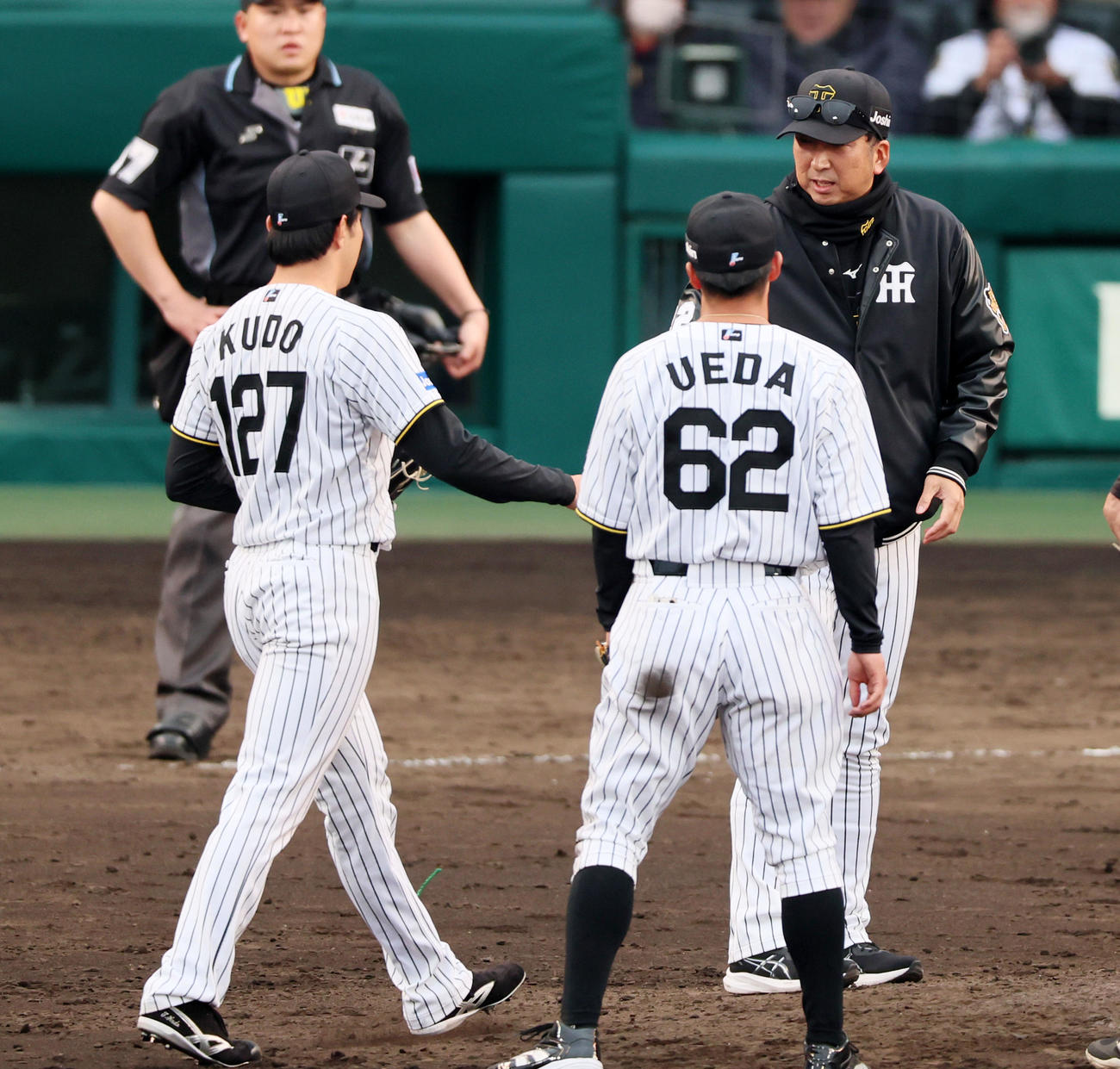 阪神対DeNA 8回表DeNA2死三塁、藤川監督はマウンドに上がった工藤（左）に声をかける（撮影・加藤哉）