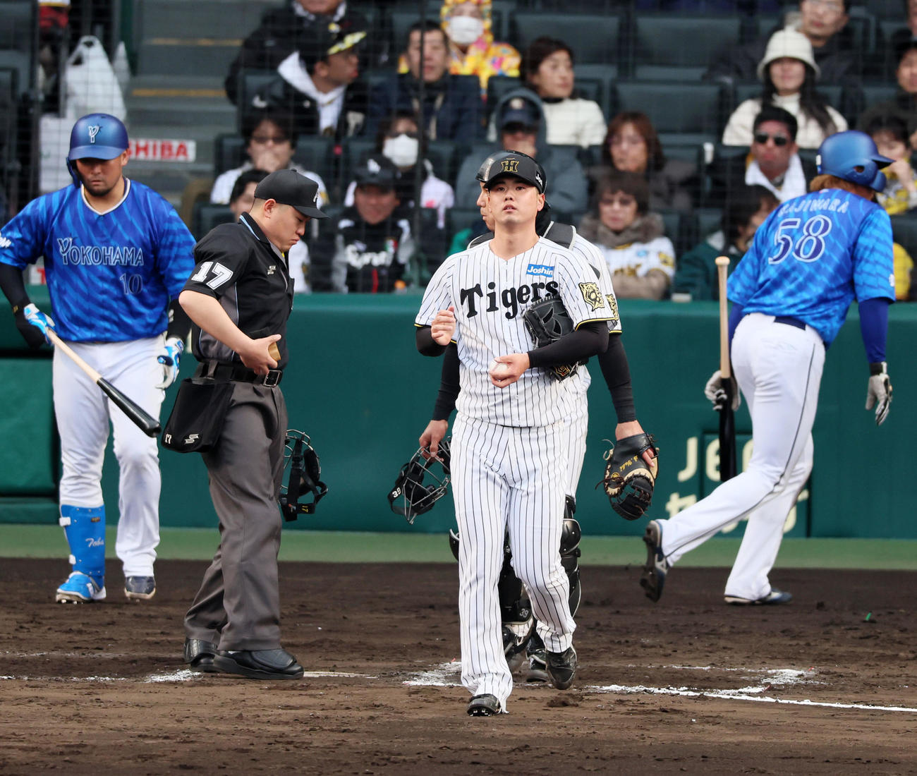 阪神対DeNA 8回表DeNA無死一、二塁、川原は代打京田に右前適時打を許し失点（撮影・加藤哉）