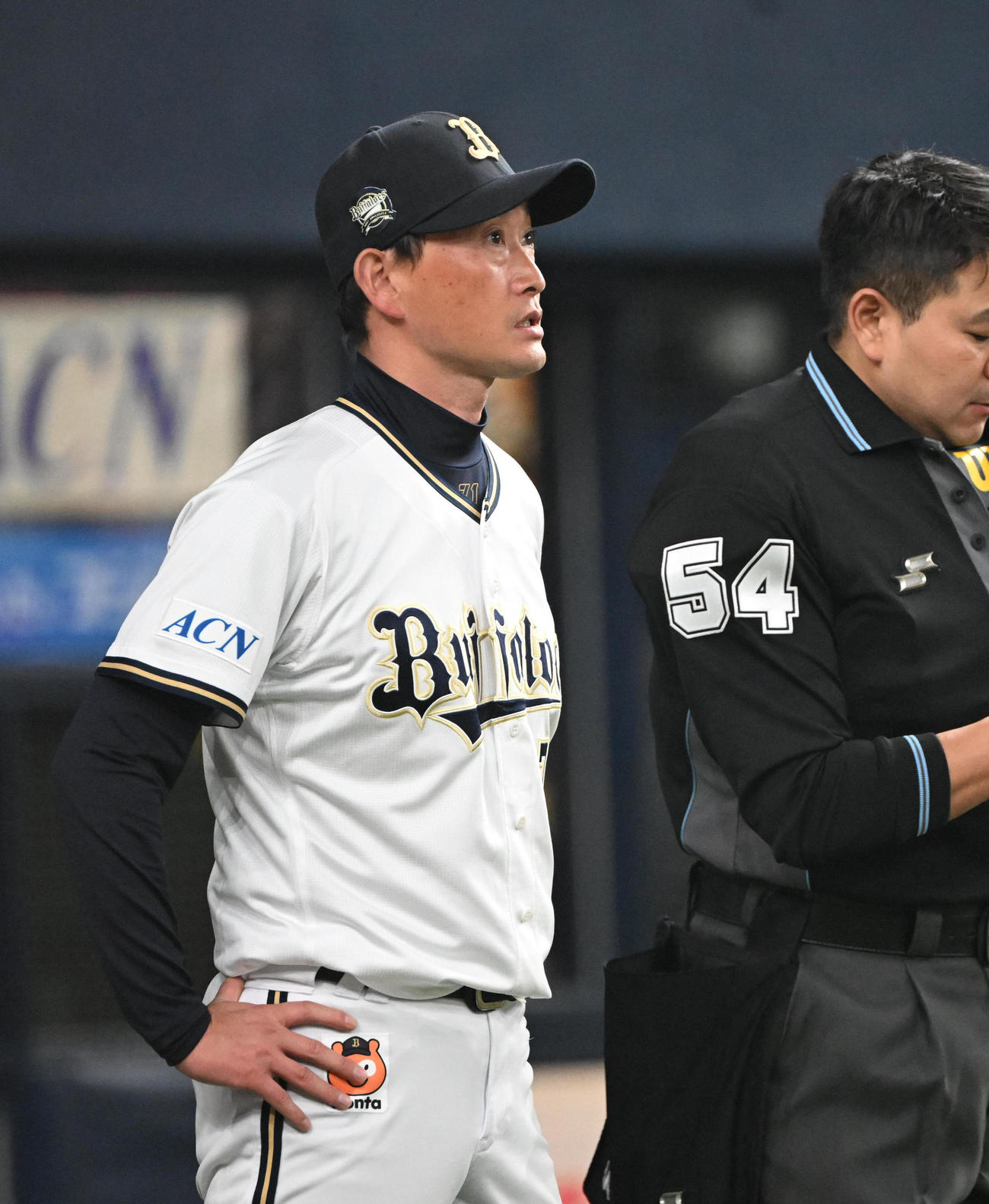 オリックス対巨人　6回を終え、選手の交代を告げるオリックス岸田監督（撮影・和賀正仁）