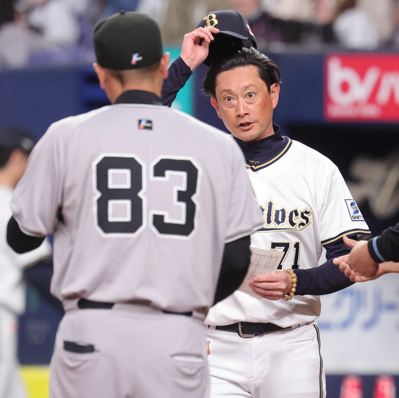 オリックス対巨人　オリックス対巨人　メンバー表の最終確認を行うオリックス岸田監督（撮影・野上伸悟）