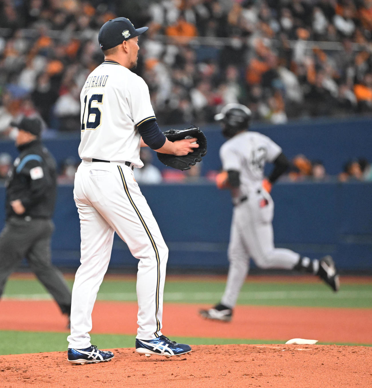 オリックス対巨人　4回表巨人1死、ヘルナンデスに本塁打を浴びる平野佳（撮影・和賀正仁）
