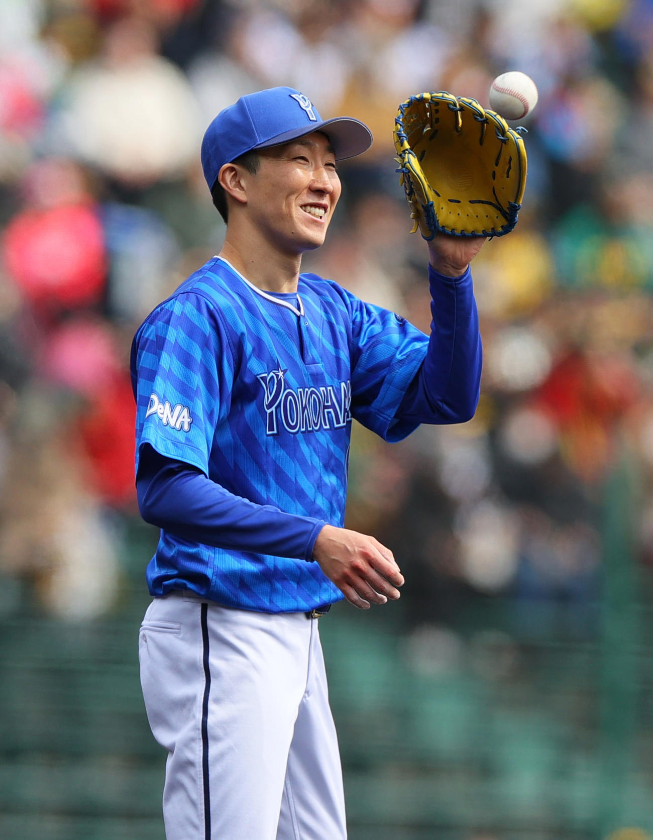 オープン戦・阪神対DeNA 1回裏阪神1死、大貫は中野の投直を好捕し笑顔を見せる（撮影・上山淳一）