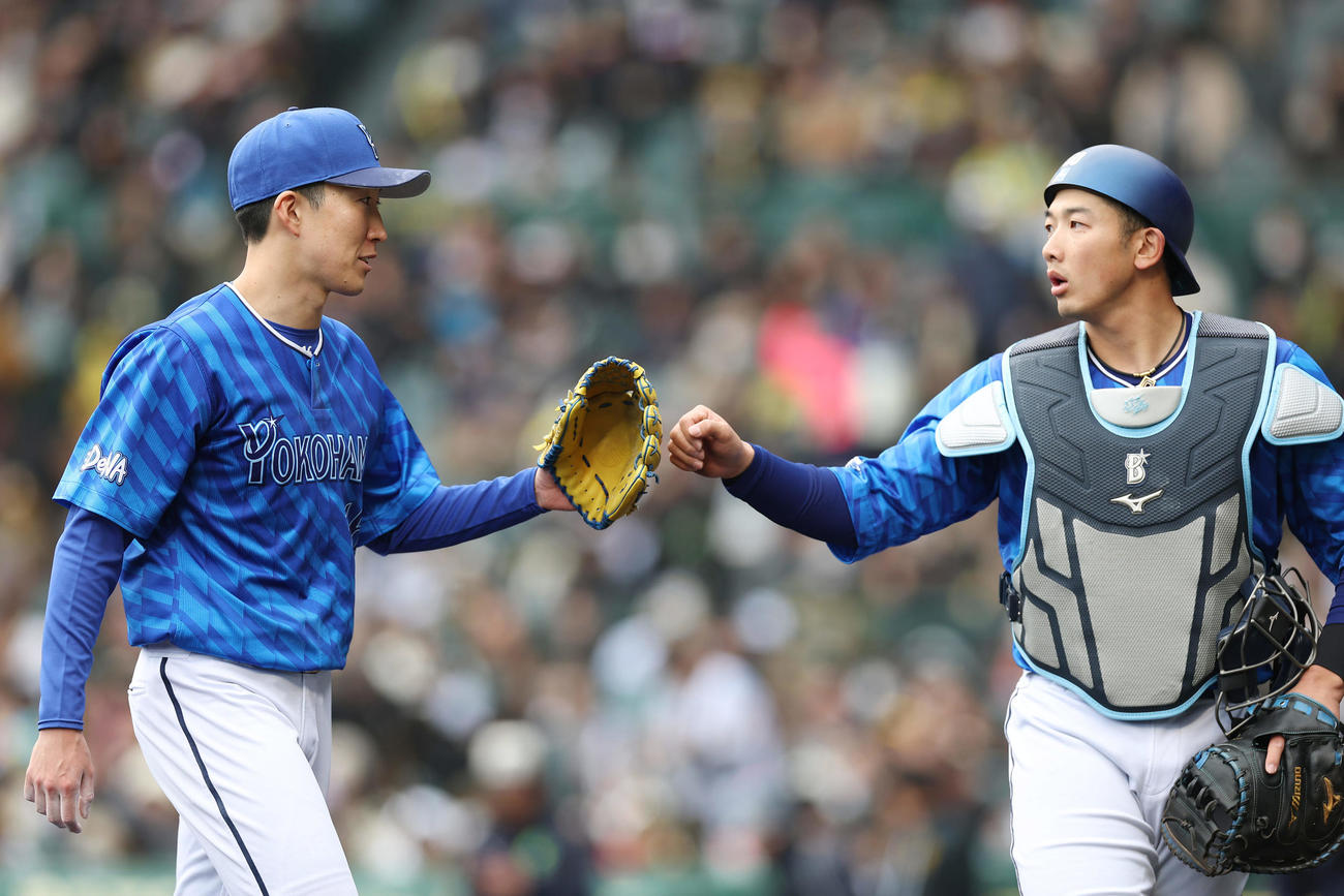 阪神対DeNA 3回裏を投げ終え、タッチを交わすDeNA大貫（左）と山本（撮影・前田充）