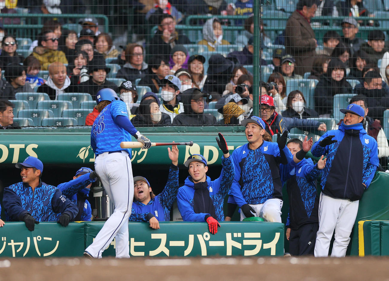 オープン戦・阪神対DeNA 9回表DeNA2死一、三塁、代打勝又の右前適時打で生還した梶原（手前）を出迎えるナインら（撮影・上山淳一）