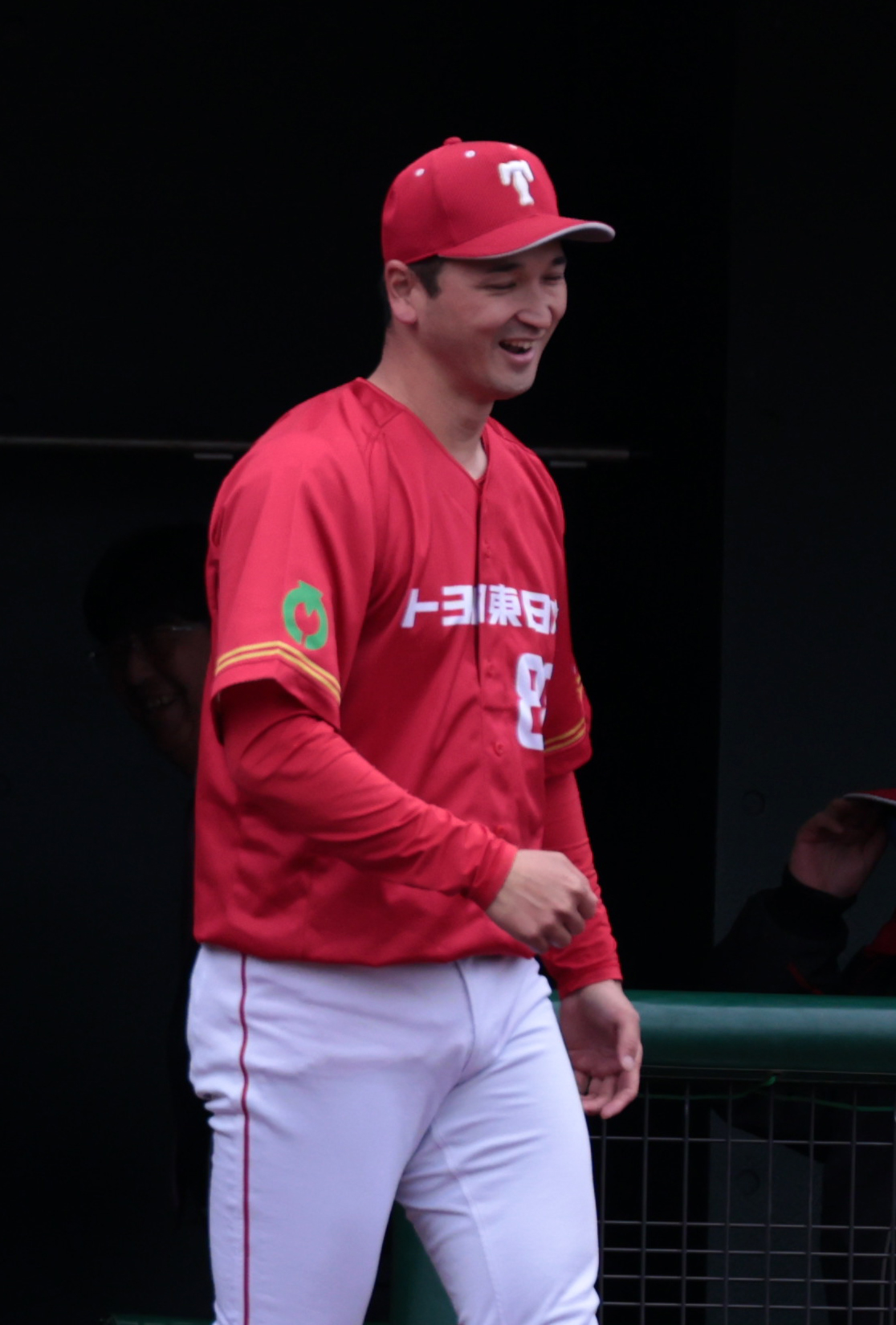 茨城トヨペット対トヨタ自動車東日本　初勝利のトヨタ自動車東日本の大谷監督は笑顔を見せる（撮影・柴田隆二）