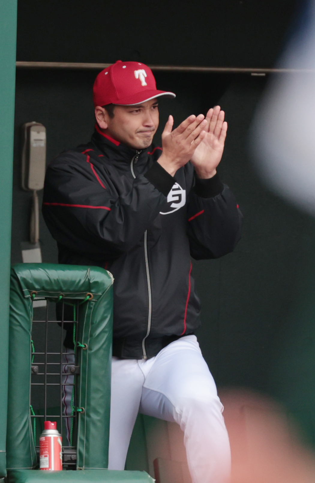 茨城トヨペット対トヨタ自動車東日本　ドジャース大谷の兄でトヨタ自動車東日本の大谷龍太監督は手をたたく（撮影・柴田隆二）