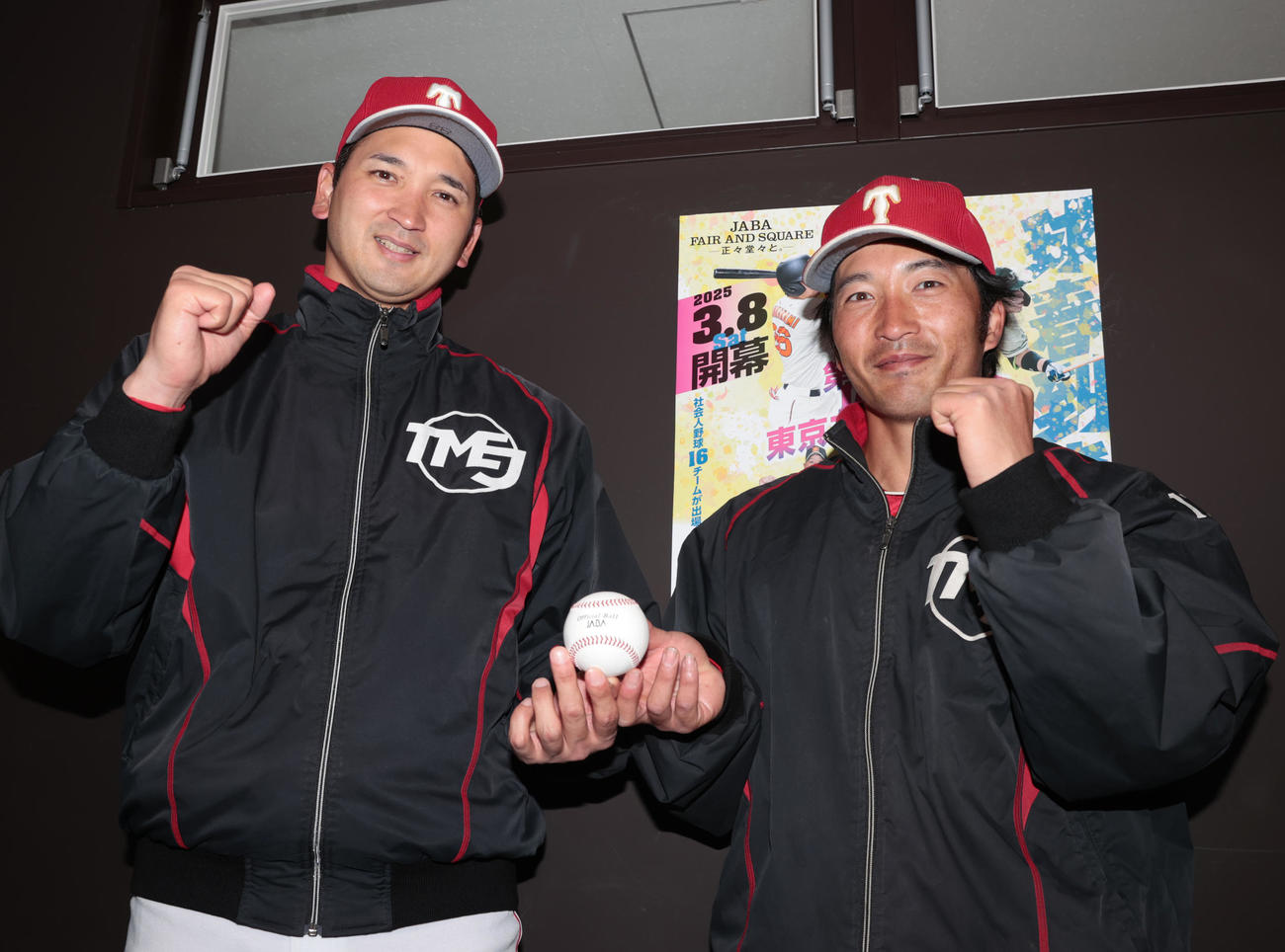 茨城トヨペット対トヨタ自動車東日本　初勝利のトヨタ自動車東日本の大谷監督（左）は勝利投手の中里からウイニングボールを受けガッツポーズする（撮影・柴田隆二）