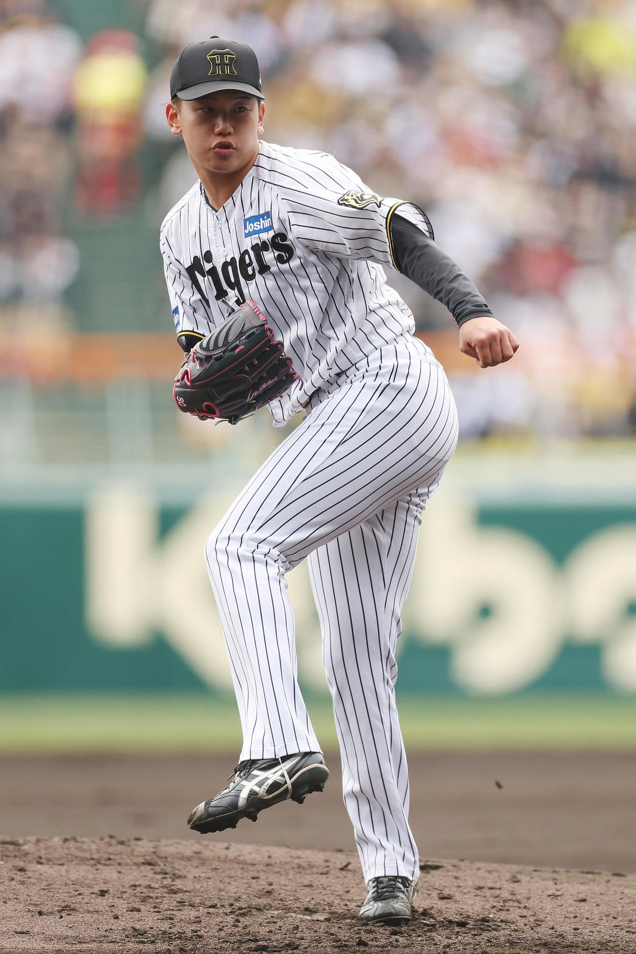 阪神対DeNA　力投する阪神先発の門別（撮影・前田充）