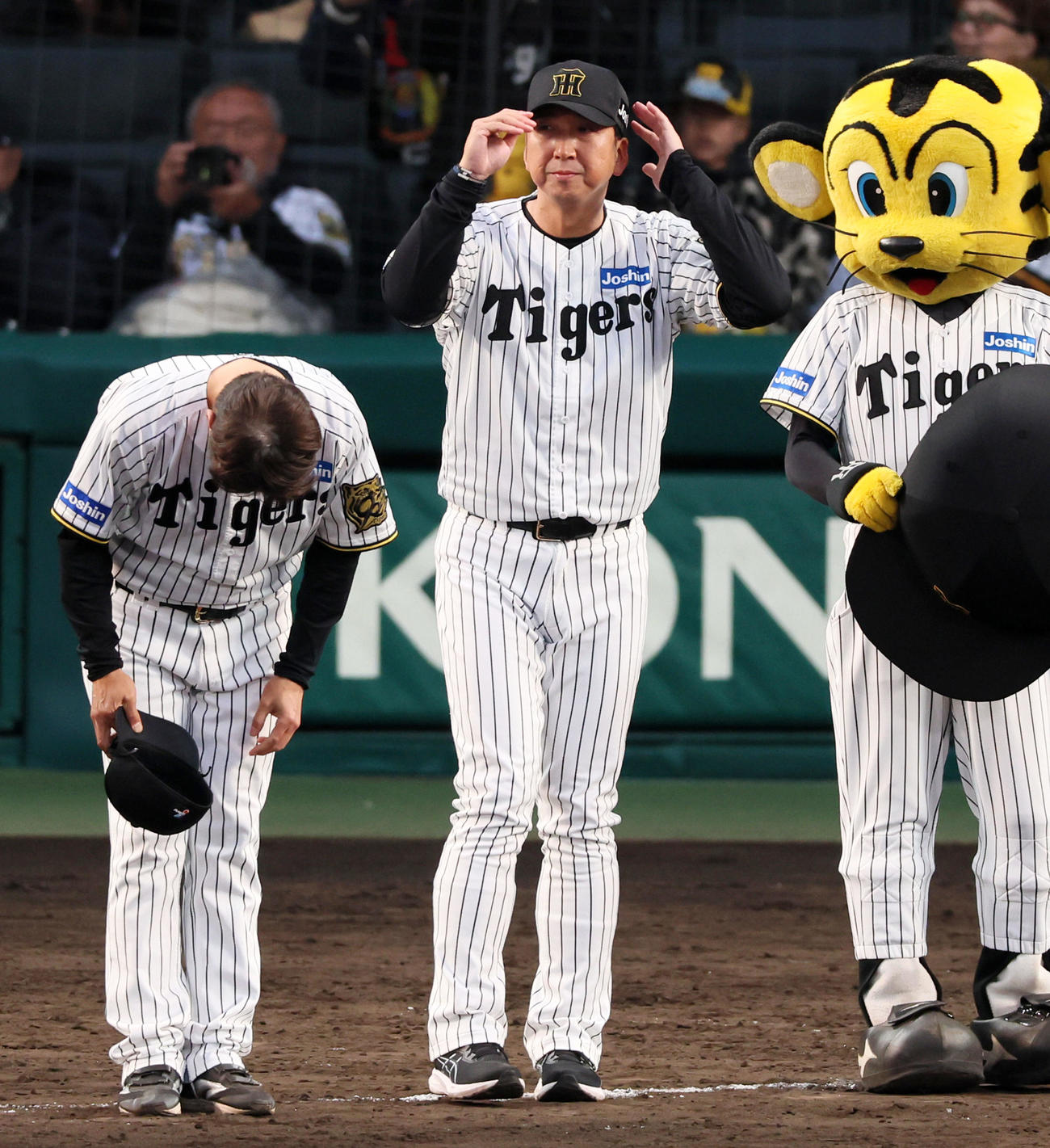 阪神対DeNA DeNAに敗れファンにあいさつする藤川監督（撮影・加藤哉）