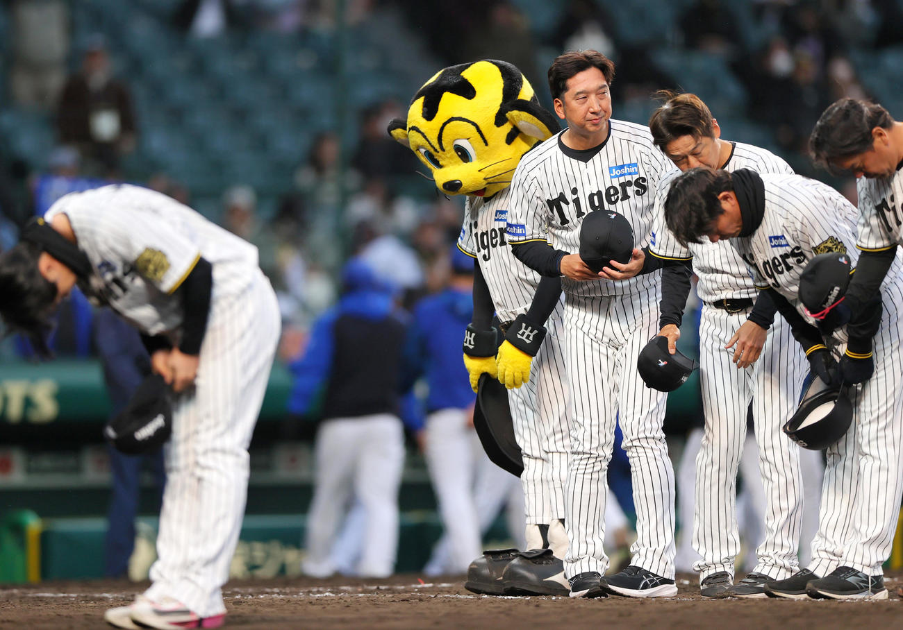 オープン戦・阪神対DeNA　グラウンドに整列しファンにあいさつする藤川監督（右から4人目）ら（撮影・上山淳一）