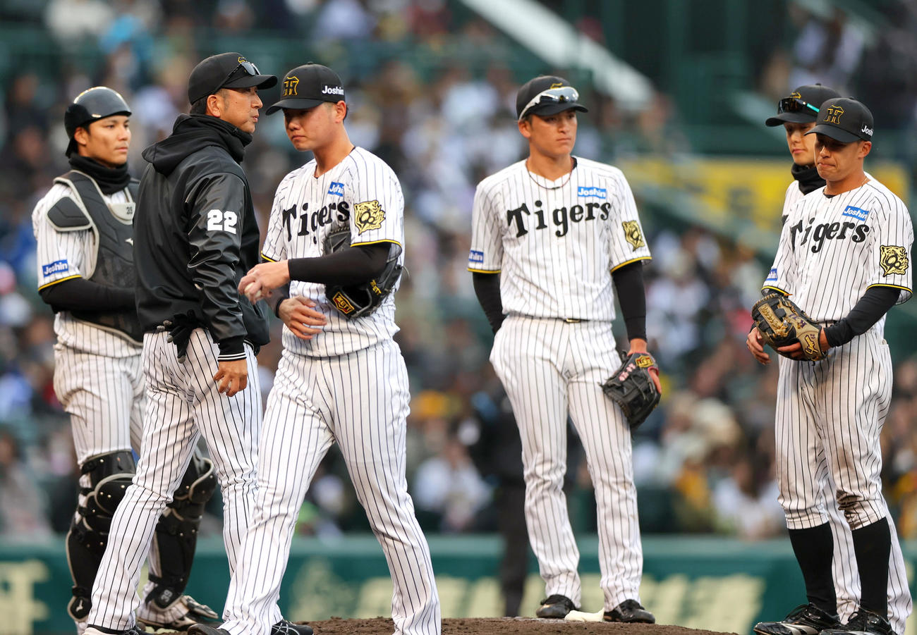 オープン戦・阪神対DeNA 8回表DeNA2死三塁、藤川監督（左から2人目）は川原（同3人目）に降板を告げる（撮影・上山淳一）
