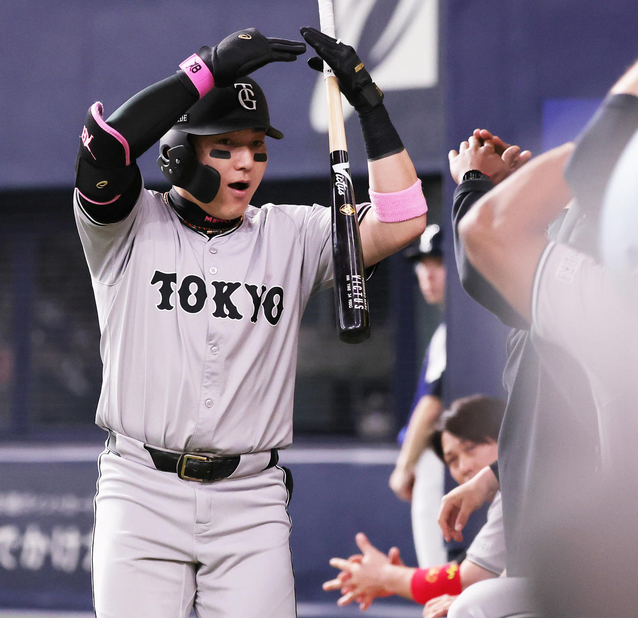 オリックス対巨人　3回表巨人1死、右越え本塁打を放ちベンチ前で喜ぶ丸（撮影・野上伸悟）