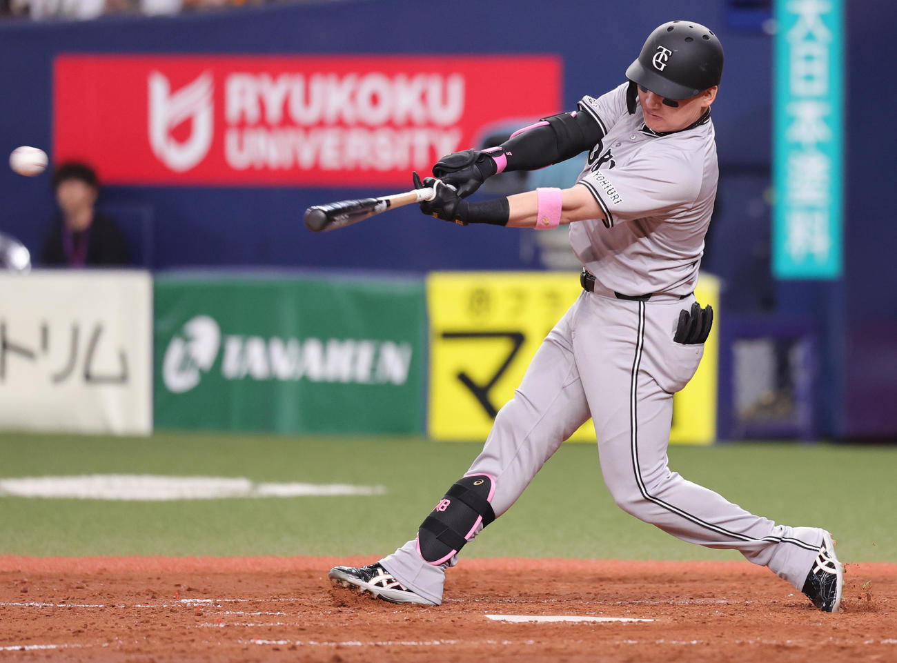 オリックス対巨人　5回表巨人2死、中前打を放つ丸（撮影・野上伸悟）