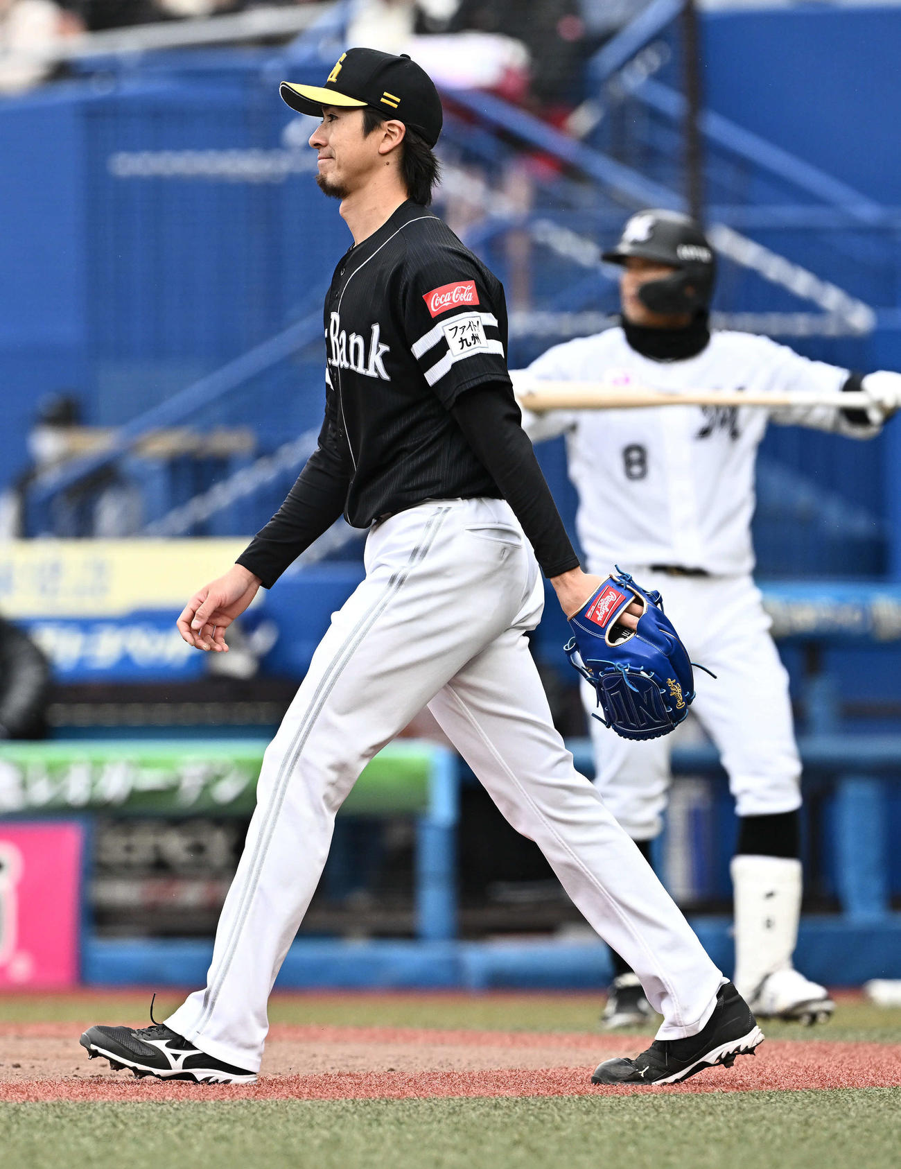 ロッテ対ソフトバンク　3回裏ロッテ2死二塁、西川に先制中前適時打を許し浮かない表情の上沢（手前）（撮影・滝沢徹郎）
