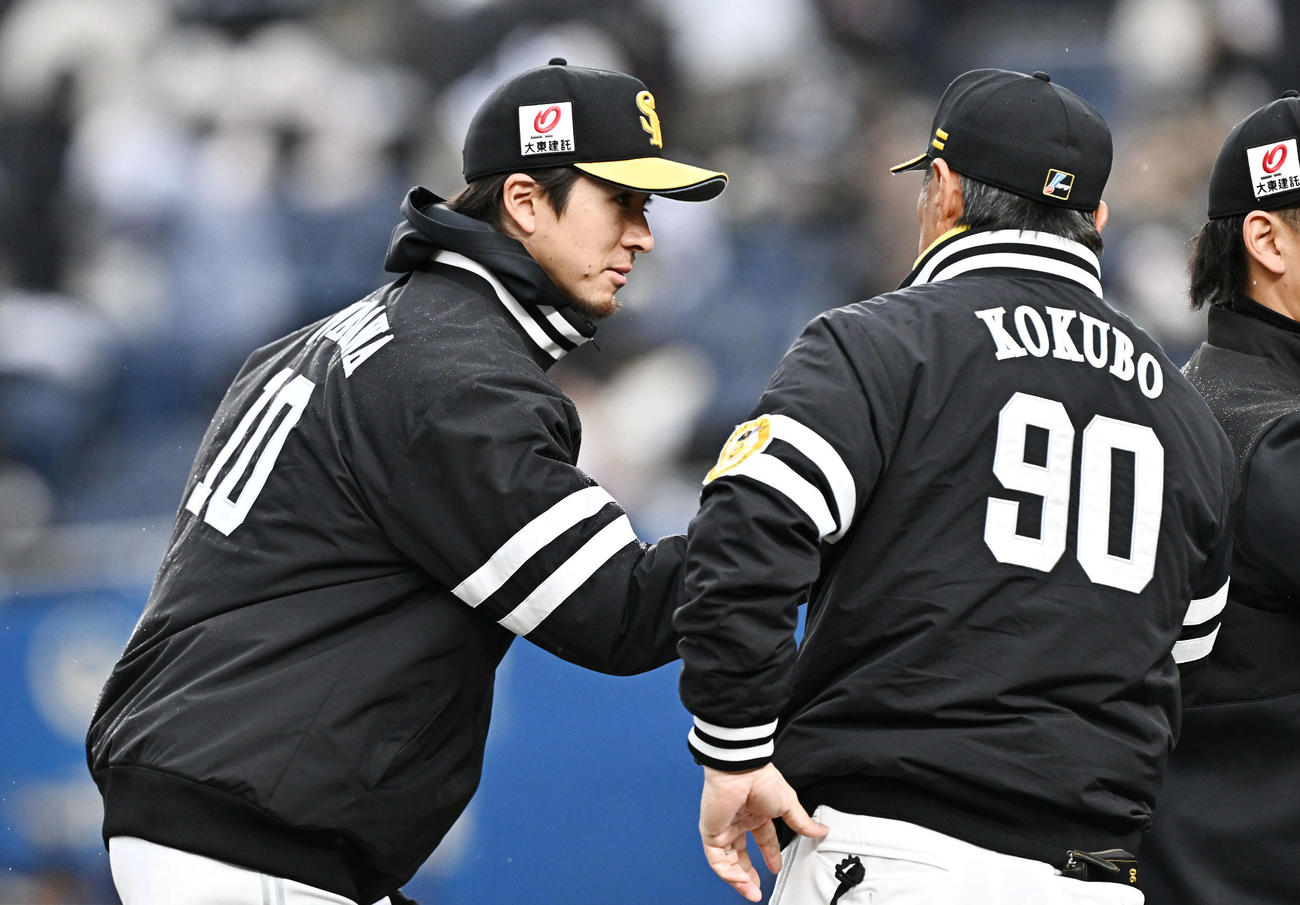 ロッテ対ソフトバンク　試合後、ソフトバンク上沢（左）は小久保監督とタッチをかわす（撮影・滝沢徹郎）
